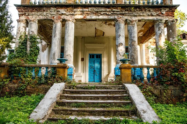 Die Treppe zur Veranda des zerstörten Palastes