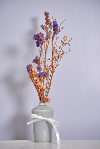 Foto die trockene blume in der vase angeordnet