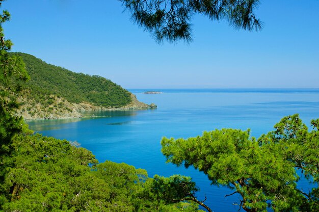 Die Türkei-Landschaft mit grünen Hügeln und Bergen des blauen Meerhimmels