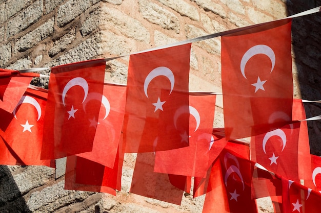 Die türkische Nationalflagge hängt an einem Seil auf der Straße