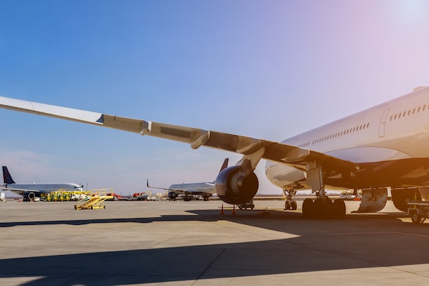 Die Turbine, die das Flugzeug vorbereiten soll, um am Flugzeug auf der Startbahn am Flughafen zu fliegen.