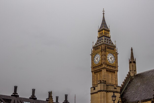 Die Turmglocke namens Big Ben an einem regnerischen Tag in London England