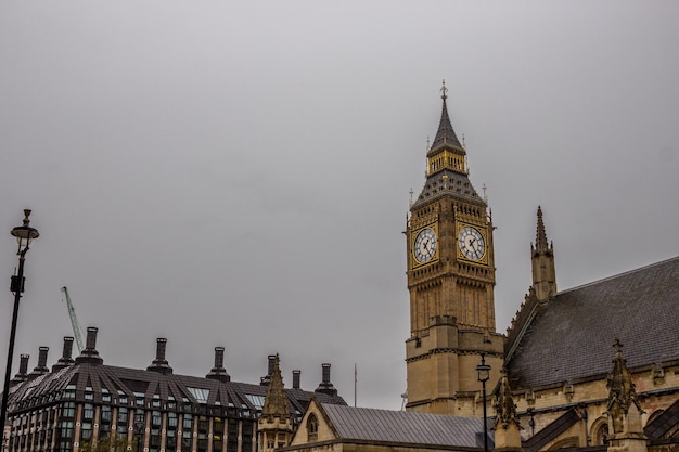 Die Turmglocke namens Big Ben an einem regnerischen Tag in London England