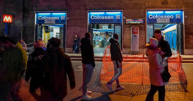 Die U-Bahn-Station Romes Colosseo in der Nacht