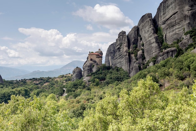 Die über 60 Millionen Jahre alten Klippen, auf denen sich die Klöster befinden und der Blick auf die Ebene von Thessalien Thessalien GriechenlandTrikala Zentrum für orthodoxes Mönchtum in Griechenland