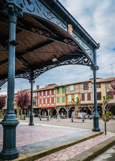 Die überdachte Markthalle und die mittelalterlichen Fachwerkhäuser auf dem Hauptplatz von Mirepoix