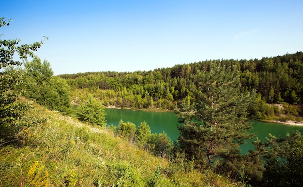 Die überfluteten Gruben mit grünem Wasser. wurden nach Kreideherstellung gebildet. Weißrussland