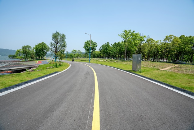 Die üppigen Bäume und Autobahnen im Freien