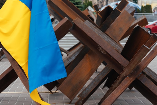 Die ukrainische Flagge hängt an Barrikaden in der Stadt