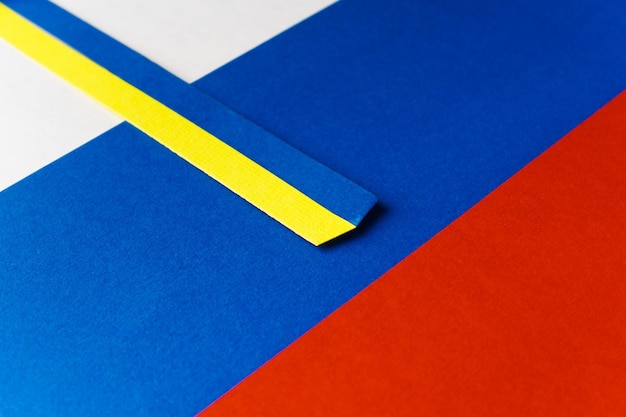 Die ukrainische Flagge liegt senkrecht auf Russisch Kombinierte Farben der Flagge Russlands und der Ukraine