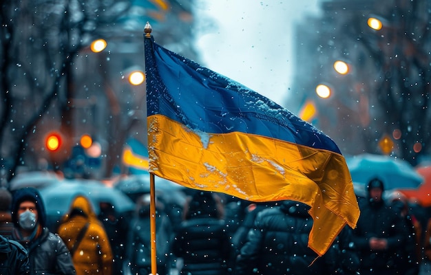 Die ukrainische Nationalflagge in Blau und Gelb fladdert vor einem verschwommenen Stadtgrund