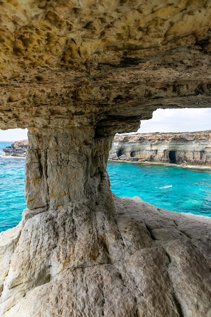 Die ungewöhnliche malerische Höhle befindet sich an der Mittelmeerküste Zyperns in Ayia Napa