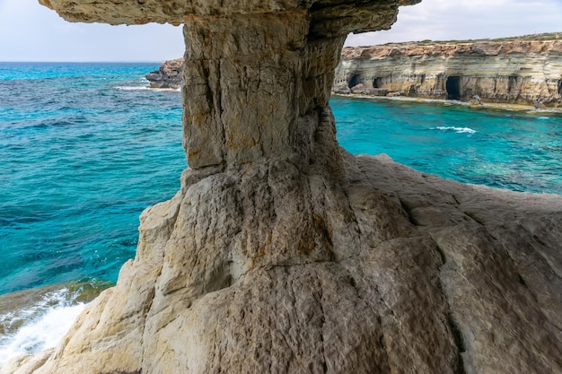 Die ungewöhnliche malerische Höhle befindet sich an der Mittelmeerküste Zyperns in Ayia Napa