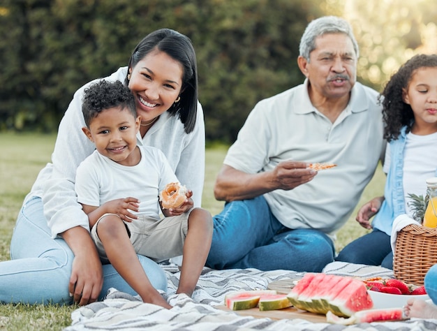 Die Ungezwungenheit des Familienlebens ist ein gesegneter Zustand Aufnahme einer Familie, die ein Picknick in einem Park genießt