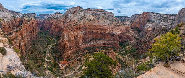 Die unglaubliche Aussicht vom Angels Landing Trail auf den Berg im Zion National Park