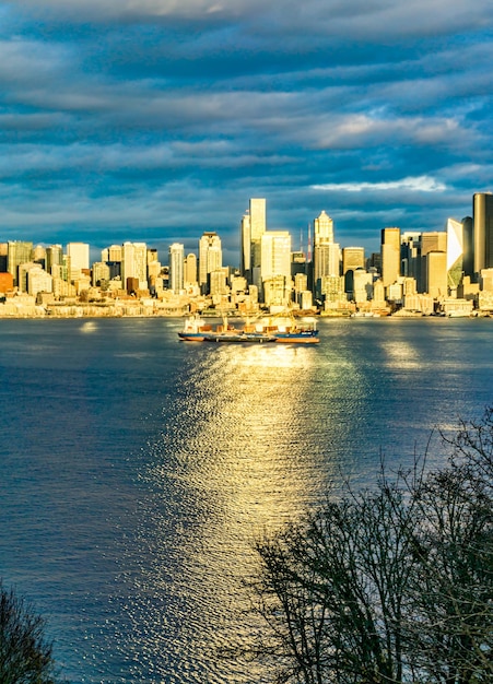 Die untergehende Sonne lässt die Stadt Seattle über die Elliott Bay glänzen