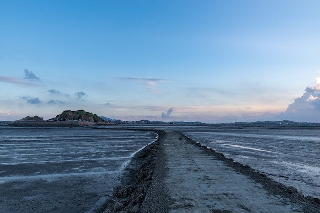 Die Untiefe in der Abenddämmerung, hellgelbes Licht und schwarzes Land