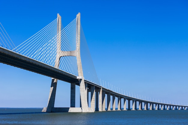 Die Vasco-da-Gama-Brücke in Lissabon, Portugal. Sie ist die längste Brücke Europas