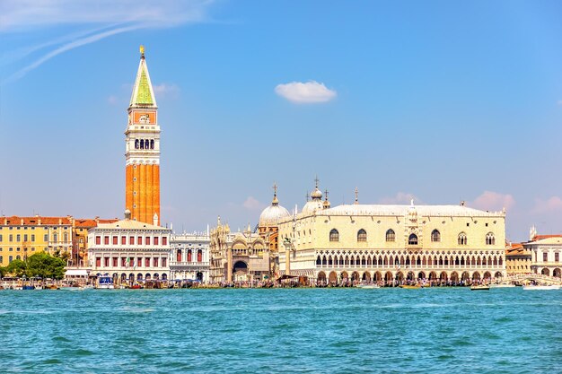 Die venezianische Lagune mit den wichtigsten Sehenswürdigkeiten wie dem Dogenpalast und der Piazza San Marco mit Blick auf das Meer