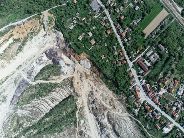 Foto die verlassene tote stadt in der nähe der kolubara-grube im kohlebergbau am offenen weg drohnenansicht lazarevac serbien