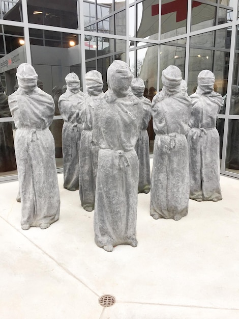 Die versteinerte Skulptur prangert Menschenrechtsverletzungen an und appelliert an Toleranz im Museum Eingang Stadt Genf Schweiz