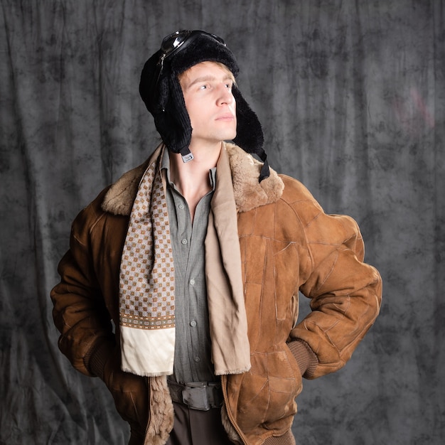 Die verträumte Fliegerjacke im Retro-Stil in einer fliegenden Mütze mit Brille