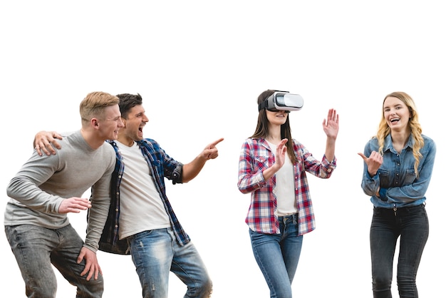 Die vier glücklichen Menschen machen Spaß mit Virtual-Reality-Brille auf weißem Hintergrund