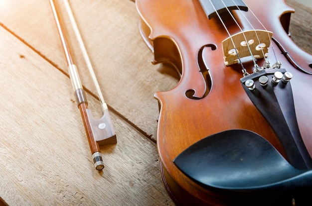 Die Violine auf dem Tisch, Abschluss oben der Violine auf dem Bretterboden