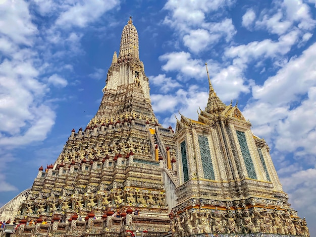 Foto die visitenkarte der hauptstadt thailands ist der buddhistische tempel wat arun temple of dawn, der sich am ufer des flusses chao phraya befindet