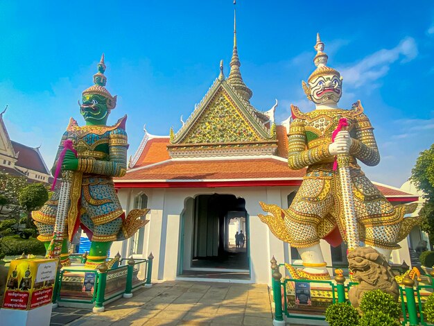 Die Visitenkarte der Hauptstadt Thailands ist der buddhistische Tempel Wat Arun Temple of Dawn, der sich am Ufer des Flusses Chao Phraya befindet