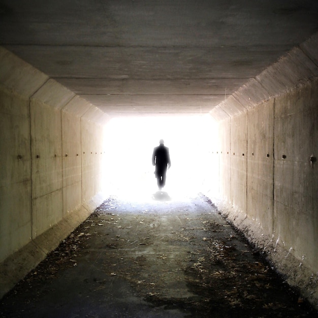 Foto die volle länge der frau im tunnel