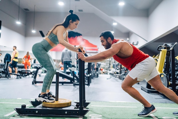 Die volle Länge einer Frau, die im Fitnessstudio trainiert