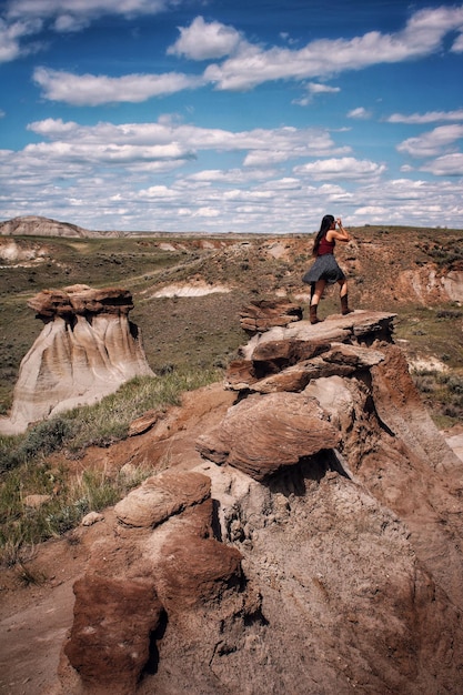 Die volle Länge einer jungen Frau auf Rock-Hoodoo in Badlands