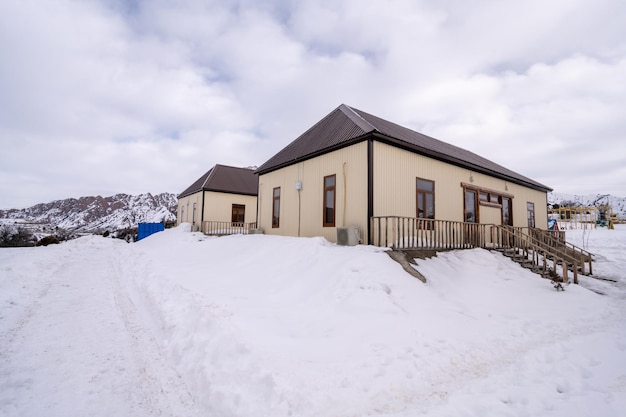 Die von Schnee umgebenen Hütten in einem Erholungsgebiet in den Bergen