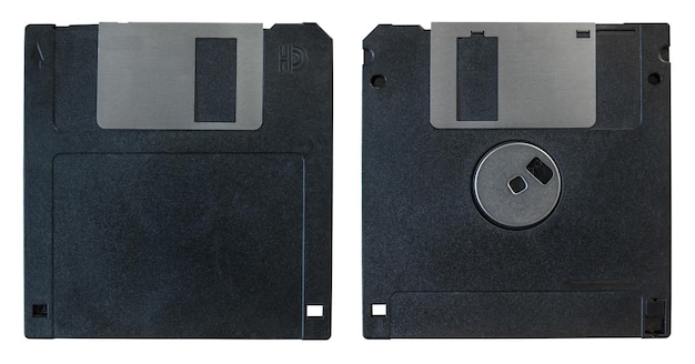 Die Vorder- und Rückseite einer alten Computerdiskette auf weißem Hintergrund