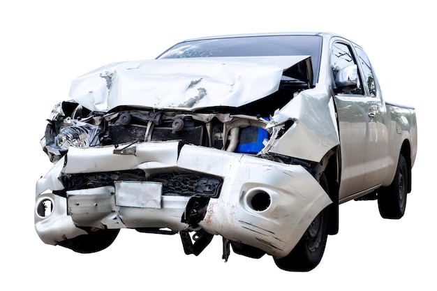 Die Vorderseite eines grauen oder bronzefarbenen Pikup-Autos wird durch einen Unfall auf der Straße beschädigt. Beschädigte Autos nach einer Kollision isoliert auf weißem Hintergrund mit Beschneidungspfad