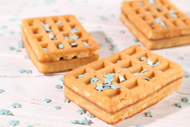 Die Waffeln sind mit Streuseln mit türkisfarbenen Sternen verziert. Wiener Waffeln.