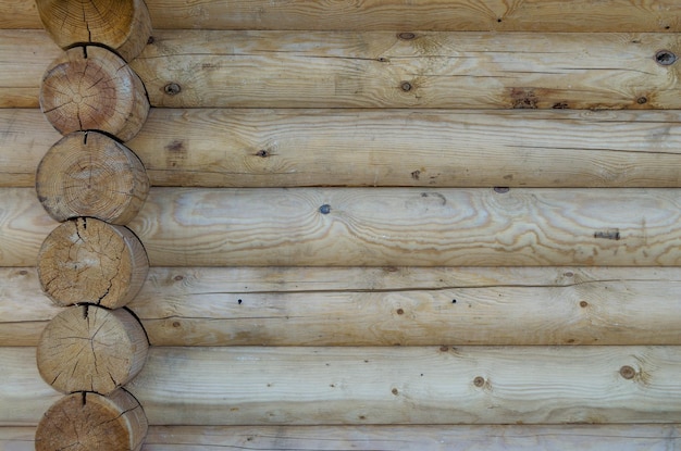 Die Wand des Holzhauses Blockhaus aus Baumstämmen