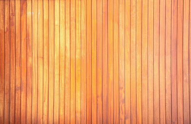 Die Wand des Holzhauses ist gelb und orange Hintergrund gemalt