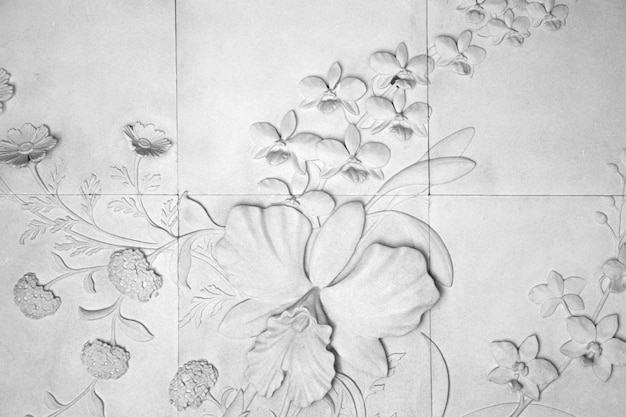 Die Wand ist mit Blumen von Fliesen, Textur Hintergrund dekoriert
