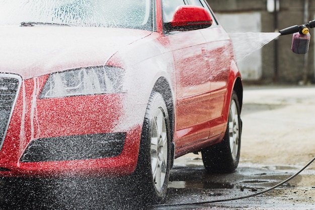 Die Waschmaschine verursacht Shampoo auf dem Auto