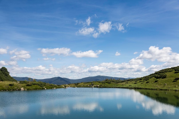 Die Wasseroberfläche eines ruhigen Sees Worozhesku vor dem Hintergrund des Gorgan-Gebirges