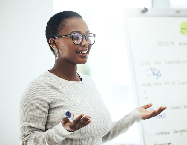 Die Weisheit verbreiten Aufnahme einer jungen Frau, die in einem modernen Büro eine Präsentation hält