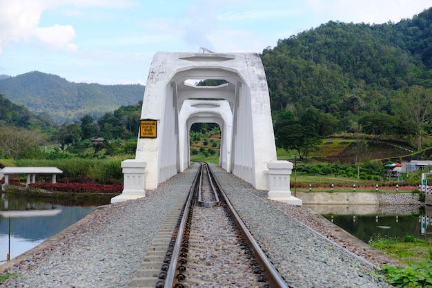 Foto die weiße brücke die berühmte stahlbrücke in lampoon, thailand