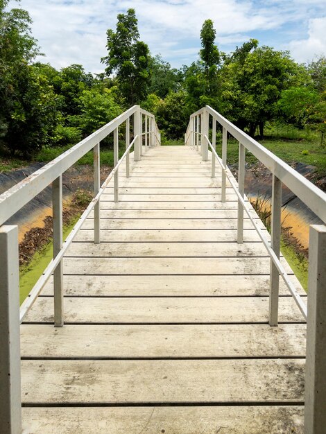 Die weiße Holzbrücke über dem leeren Stausee