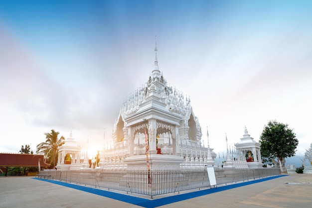 Die weiße Pagode des Prajna-Tempels in Xishuangbanna, Yunnan, China