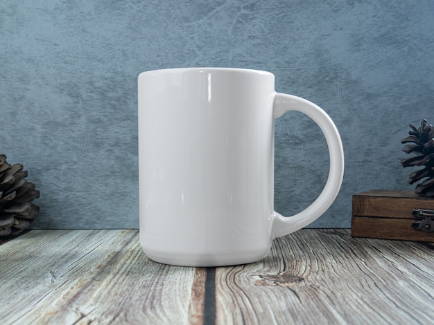 Die weiße Tasse auf Tischholz für Mockup oder Hintergrund