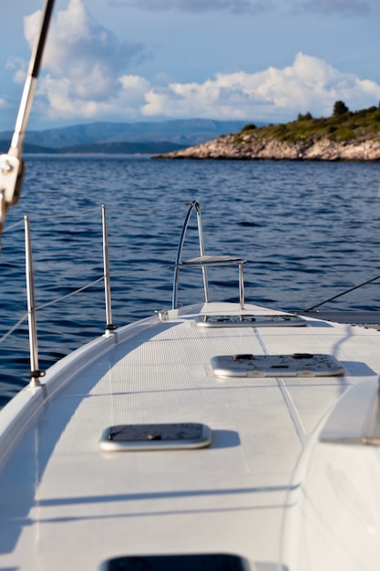 Die weiße Yacht schwimmt am blauen Meer in Kroatien. Vertikale Aufnahme