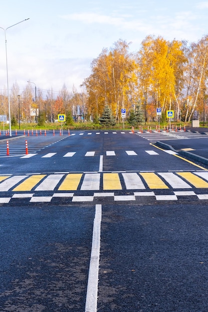 Die weißen und gelben Linien des Fußgängerüberwegs an der Kreuzung der Straßen in der Stadtverkehrsordnung