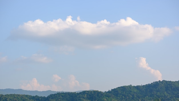 Die weißen Wolken haben eine seltsame Form